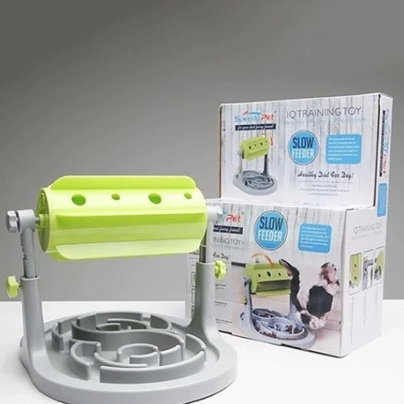 Distributeur de croquettes interactif pour chien avec emballage Slow Feeder visible en arrière-plan